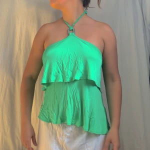 Filippa K topp - Superfin topp som har använts sparsamt. Fint skick föutom en liten lagning som syns på bild 3. Syns knappt när den sitter på!