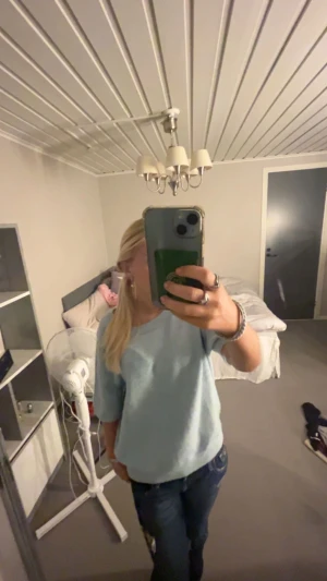 Stickad tröja - Säljer min jättefina stickade tröja från hm då jag nehlver pengar☺️ den är använd ca 2-3 ggr. Den är i storlek L men skulle söga att den skulle passa s-m oxå💗