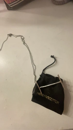 Maria Nilsdotter halsband ”i” med kedja  - Halsband från Maria Nilsdotter i silver och använd några gånger men ser ut att vara helt ny och säljs med kedjan!  Fint att kombinera med andra halsband och accessoarer ❣️priset kan diskuteras ❣️