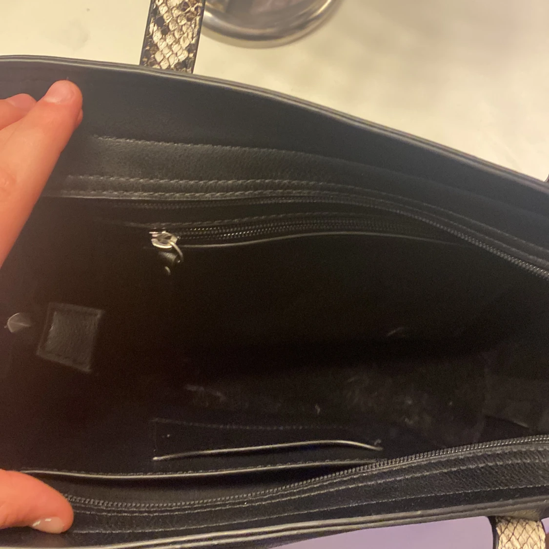 En basic ormmönstrad väska💕 - 90