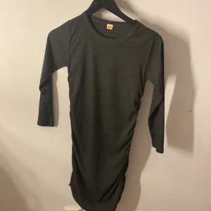 Säljer denna gråa klänning ❤️ny pris 129 - Bra skick storlek 150 