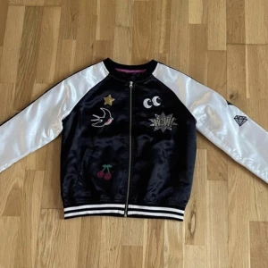 Vår/Sommar Jacka  - Denna jacka är i bra skick och har använts några gånger. Älskade jackan när jag var yngre, kände mig super cool 😎 Men tyvärr kan inte ha på mig den längre för den är liten. Den är super len och perfekt under varma väder!