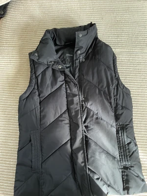 Väst - Svart väst i storlek S från kapphal! Jag köpte denna second hand men ej använt den så säljer vidare denna! Väldigt varm och skön helg ch i fint material/ kvalitet!