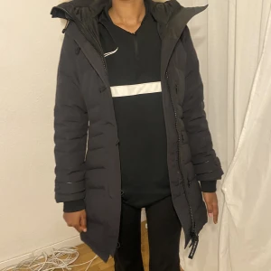 Canada Goose Lorette Parka - Säljer min Canada Goose jacka för 8000 kroner. Jag har Använt den ett antalt gånger, den är i bra form och skick. Stl xxs och den är marinblå. Kvitto finns även.