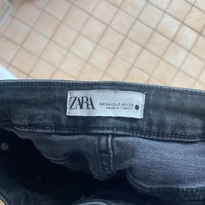 Säljer dessa otroligt snygga lågmidjade zara jeans då jag aldirg använder dom. Super sköna och passat till allt!