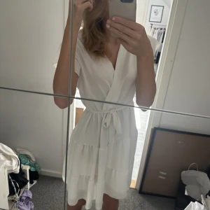 Klänning - En vit superfin klänning som aldrig är andvänd då jag har liknande, köpt på en marknad så står ingen storlek men jag skulle säga att den är runt s/m. Skriv för fler bilder💗