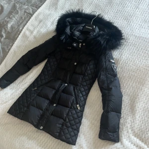 ROCKANDBLUE - säljer nu min fina rockandblue jacka. Den är som ny. Knappt använd då jag fick en annan. Köptes för 4000 o säljs för 2000💗är i storlek 34!! ÄKTA PÄLS!