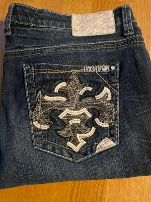 Y2k jeans - Y2k jeans som ej passar mig men dem är boot och skitsnygga men passar tyvärr inte mig❤️ skulle säga att storleken är runt 40. Dem är ej använda av mig men dem är second hand så vet inte men dem är verkligen inte slitna❤️❤️pris kan diskuteras. 