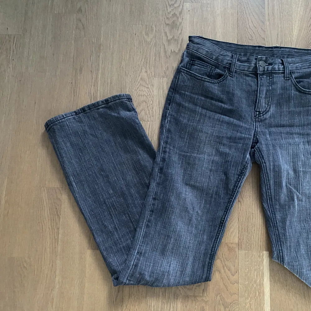 Ett par supersnygga jeans från Brandy Melville. Använda max 5 gånger! Har snörning i midjan. Innebenslängden är 84 cm! Nypris är 420kr men säljer för bara 350!💗 Köpare står för frakt!💗. Jeans & Byxor.