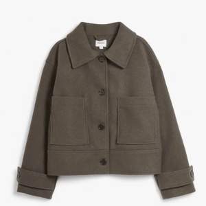 Jätte fin brun kappa som passar perfekt till hösten o vintern, säljer då den inte kommer till användnig🥰bra skicka,finns inte kvar att köpa längre, nypris 900