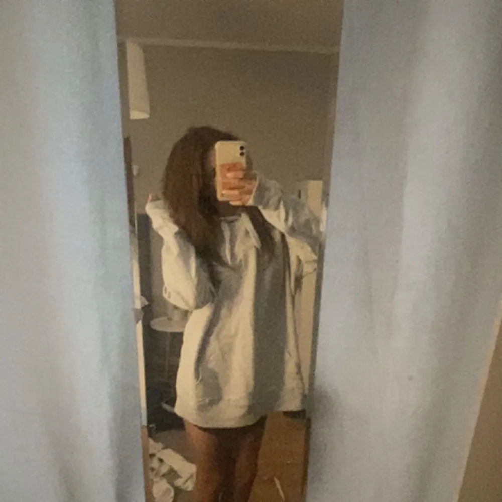 säljer denna overzise hoodien ifrån lee, den är super skön och perfekt oversize💞 nypris: 900 mitt pris 300, pris kan diskuteras . Hoodies.