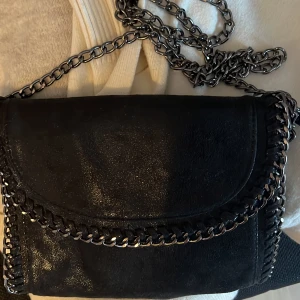 svart väska - Aldrig använd , bra skick! Långt band 