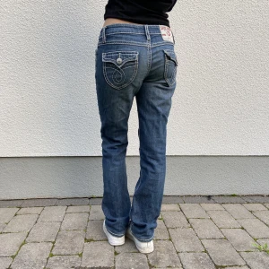True religion liknande jeans - Säljer dessa straight true religion jeansen som jag köpte ifrån Vinted!  Midjemått(rakt över): 41cm Innerbenslängd: 78cm Längd: 100cm Nästan aldrig använda.  Säljer pga förstora för mig. Skriv privat vid fler frågor🤍