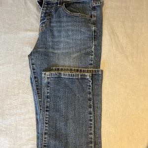 Levi’s Jeans  - Ett par vintage Levi’s jeans som tyvärr inte kommer till någon användning. Riktigt sköna 505 straight leg!