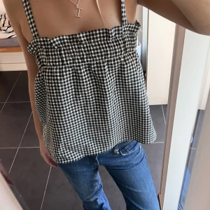H&M topp  - Säljer denna as snygga rutiga hm topp/linne med band som går att knyta. Knappt andvänd. Storlek xs men passar mig som brukar ha S. Säljer för 150 kronor. 💖💖