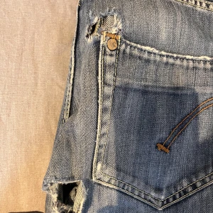 Dondup Jeans - Riktigt snygga Dondup Jeans Hål på höger baksida men går lätt att fixa! Storlek S, passar bra till både kille och tjej!