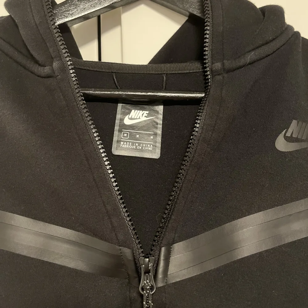 Nike Tech Fleece i storlek M. 9/10 skick, inga fläckar eller lagningar, som ny. . Hoodies.