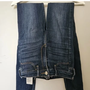 Jeans - Snygga jeans i mörk höstig färg. Fullängd på mig som är 167cm. Bra skick!