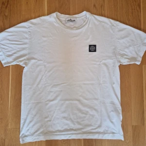 Stone island t-shirt - Säljer en stone island t-shirt i storlek M. Bra skick. Självklart äkta