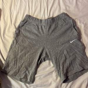 Nike shorts I storlek S. Säljer för att de har blivit för små. Väldigt bra skick ni står för frakt. Skriv om ni är intresserad.