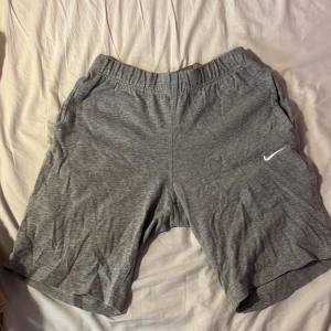 Nike shorts  - Nike shorts I storlek S. Säljer för att de har blivit för små. Väldigt bra skick ni står för frakt. Skriv om ni är intresserad.