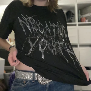 Tee shirt med glitter/strass/rhinestones - Super snygg tröja med text i strass. Älskar det här mönstret. Har teckan ab användning men är i bra skick. Mans M så runt wn dam L/oversized.