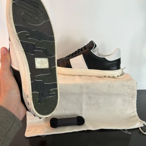 Valentino fly crew - Steal! Säljer helt nya valentino fly crews som inte säljs i butik längre (alla nitar kvar) | storlek 40 men sitter 42  | skorna tillkommer. DB skriv vid funderingar 🙌