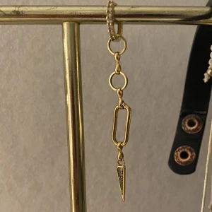 L8hasselblad örhänge  - Fint örhänge från L8hasselblad! Andvänt men inga defekter! Köptes för ca 500-600 tror jag. ❗️Säljer även ett matchande halsband❗️