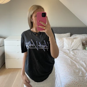 T-shirt - Lite oversized t-shirt med tryck på och i en grå fin färg! Väldigt tunn och skön💕💕