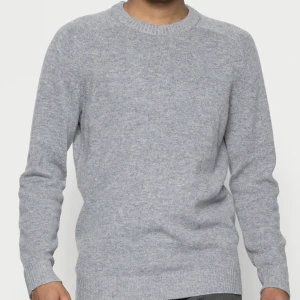 Stickad Selected Homme tröja  - Stickad tröja från Selected Homme. Oanvänd säljes pga för stor storlek. Fler bilder kan skickas om så önskas