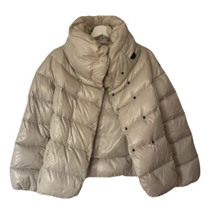 Moncler Jacka  - Säljer denna SKITSNYGGA moncler jacka! Lik herno med kragen😍 Kom privat OM DU ÄR INTRESSERAD för fler bilder! Vid snabb affär kan jag gå ner i pris 👍