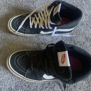 Sneakers  - Vans skor, använda men i fint skick. Tvättas självklart innan jag skickar. 