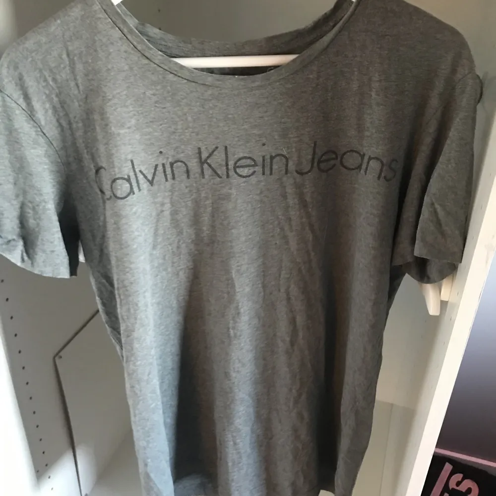 En grå t-shirt från Calvin klein, min brorsas gamla💗. T-shirts.