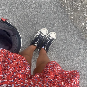 Converse - Intressekoll på ett par limited edition Converse. Svart/gråa med paljetter. I bra skick❤️