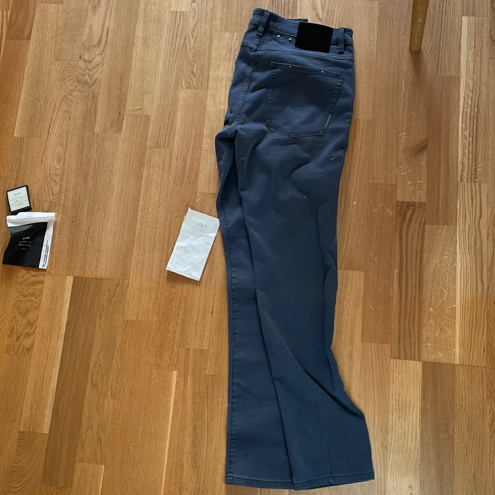 Neuw Jeans ”Lou Slim” storlek 32:32, färg blå. Helt nya jeans, oanvända. Säljes pga lapparna avtagna och går ej att byta. (Nypris 1450kr). Jeans & Byxor.
