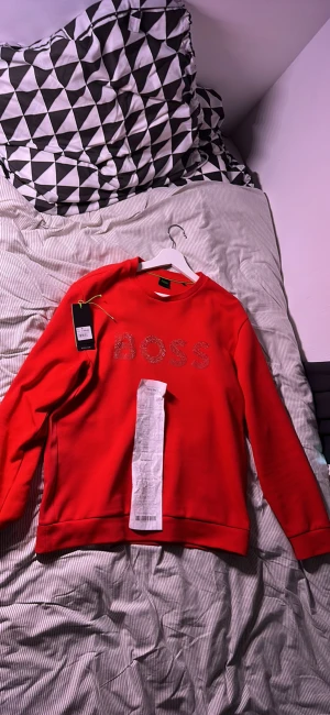 HUGO BOSS LÅNGÄRMAD TRÖJA - Lappar och kvitto finns. Kostar 2099kr ny den är oanvänd. Säljes för 1100kr. Storlek M Försten till kvarn 😊