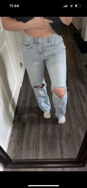 Blåa jeans storlek 38 - Storlek 38, använd några gånger men är som ny nästan förutom hålet som syns på sista bilden är lite djupare men de ser jättefina ut på! Säljer då jag ej använder de längre.