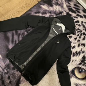 Haglöfs jacka  - Vindjacka haglöfs storlek S men passar även M till herr.