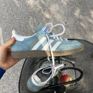 Adidas samba/special - Storlek 41, gott skick, asfin färg. Möts upp i Uppsala eller Stockholm, kan även frakta.