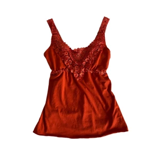 Broderad topp - Orange röd topp. 100% bomull. Nopprig. Står storlek XXL men sitter som en S. Kontakta vid intresse <3