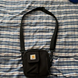 Carhartt axelväska - Säljer nu en skön axelväska från Carhartt som inte används längre men har använts en hel del förut. Finns tecken på användning och defekter men inget som påverkar utseendet riktigt.