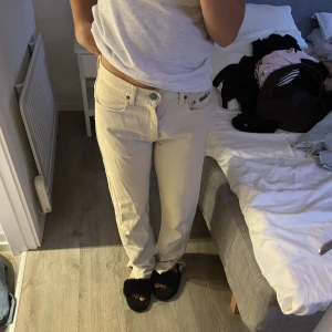 Vintage jeans  - Ett par vintage jeans från Calvin Klein med slits nertill. Storlek L men sitter som S, passar mig som har 34/36 i jeans 