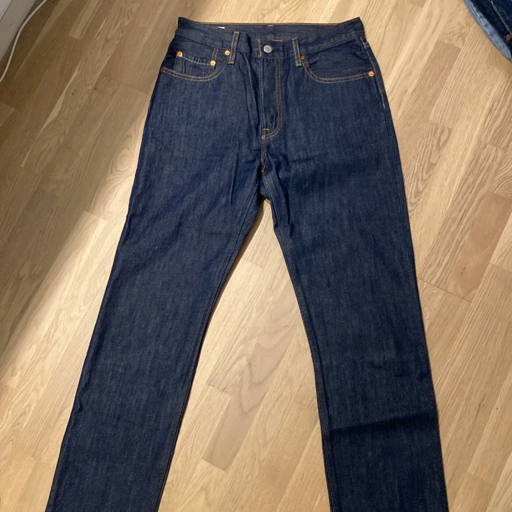 Säljer dessa jeans från Levis som är använda några gånger men i fint skick! Storlek W27 L32. Jeans & Byxor.