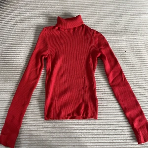 Röd polo tröja XS - Säljer en röd polo tröja i XS från H&M som jag använt 1 gång! Väldigt skön med mycket stretch 