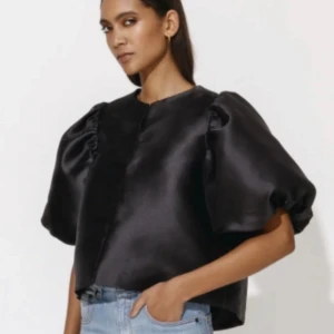 by malina blus - Säljer min blus från bymalina i stl xs. Använd fåtal gånger men i väldigt bra skick! Nypris 1800kr Frakten står köparen för 🌸