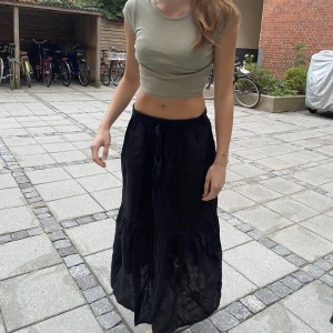 Svart linne kjol - Säljer denna jättefina svarta linne kjolen! Så fint material och finns så man kan knyta i midjan💗💗endast anväd 2 ggr, därför i jättefint skick😽 (säljer även tröjan som jag har på mig så kolla in min profil om ni är intresserad av den🥰)