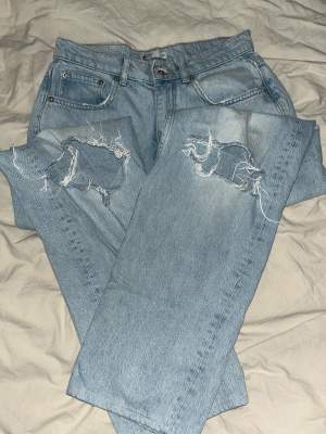 Säljer nu dessa jätte fina jeans eftersom att den inte kommer till användning! På mig med str 36/38 så sitter de ungefär som low waist🩷inga skador alls!
