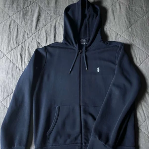 Ralph lauren hoodie - Säljer en ralph lauren hoodie i storlek M. Knappt använd. Köptes för 2 månader sen så i toppen skick. Inga defekter.