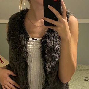 Väst - Jättesnygg pälsväst som ger mig lowkey y2k vibes, använde ett tag men tröttnade!❤️ den går ner strax under naveln på mig 😊 köpare står för frakt🤍