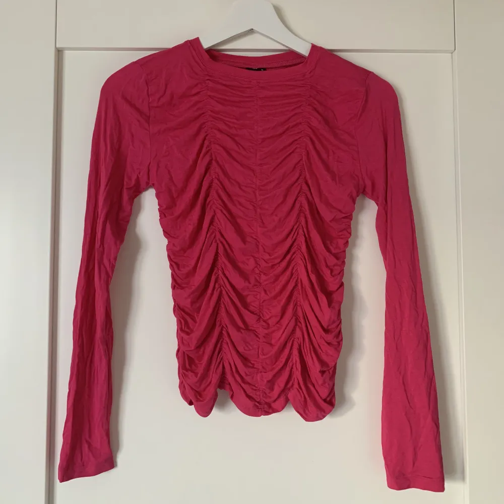 Supersnygg rosa tröja från Gina Tricot i storlek M✨ Tunn och luftig! Använd fåtal gånger, i väldigt bra skick🩷💘. Toppar.